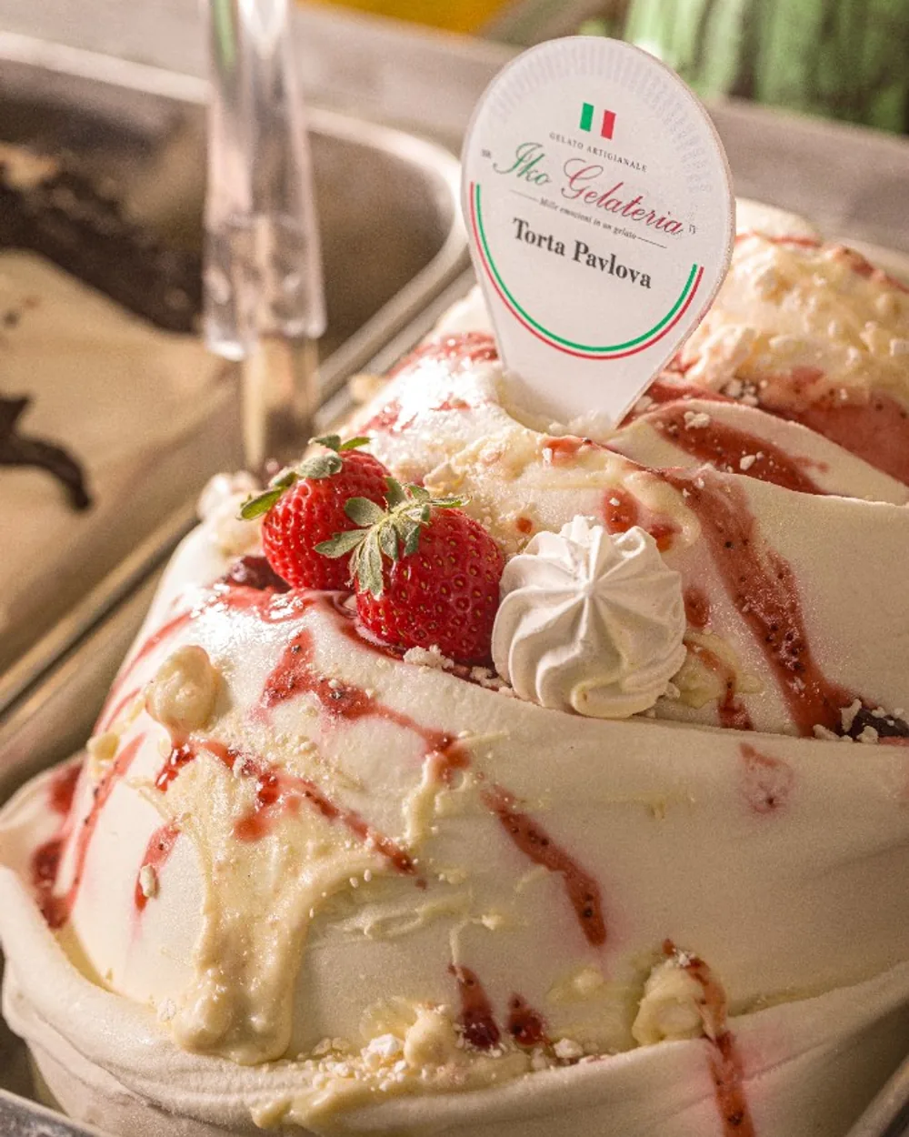 Gelato artesanal Torta Pavlova na vitrine — Iko Gelateria